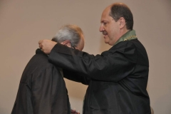 O novo Presidente do CBC coloca a medalha de ex-Presidente no TCBC Heládio Feitosa