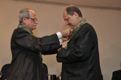 O momento em que o presidente Heládio Feitosa passa o colar presidencial para o presidente eleito Paulo Roberto Corsi