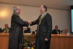O momento em que o presidente Heládio Feitosa passa o colar presidencial para o presidente eleito Paulo Roberto Corsi