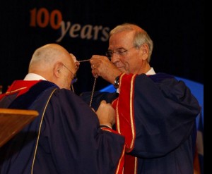 O presidente do ACS,. Brent Eastman,passa o medalhão presidencial ACS para Carlos A. Pellegrini.