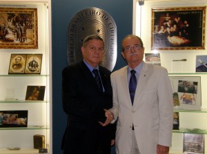 Os TCBCs  Hamilton Petry de Souza e Heladio Feitosa de Castro Junior se cumprimentam após a apuração dos votos