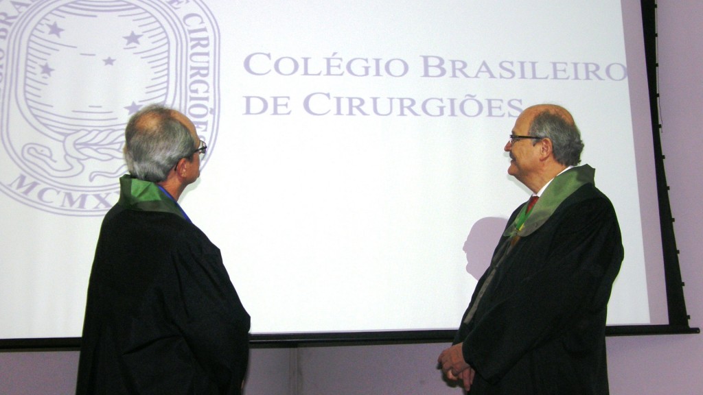 O novo Presidente do CBC e o 1o Vice contemplam o logotipo da entidade, maior associação cirúrgica da América Latina