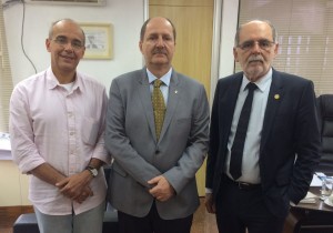 TCBC Paulo Roberto Corsi entre o vice-presidente e o presidente do CFM.